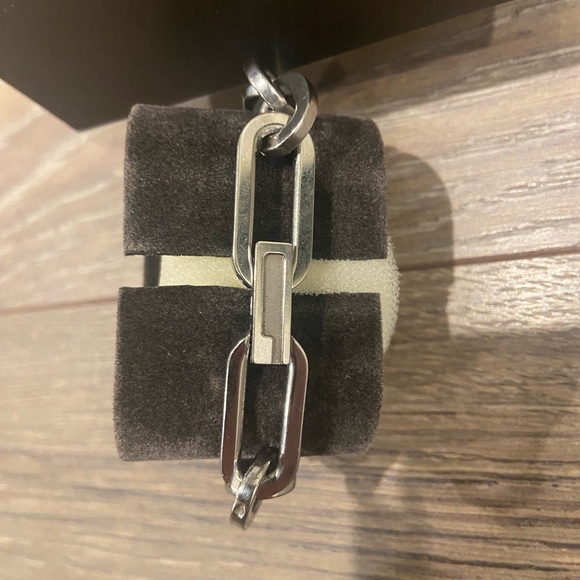 Silver Gucci Watch - Picture 3 of 9